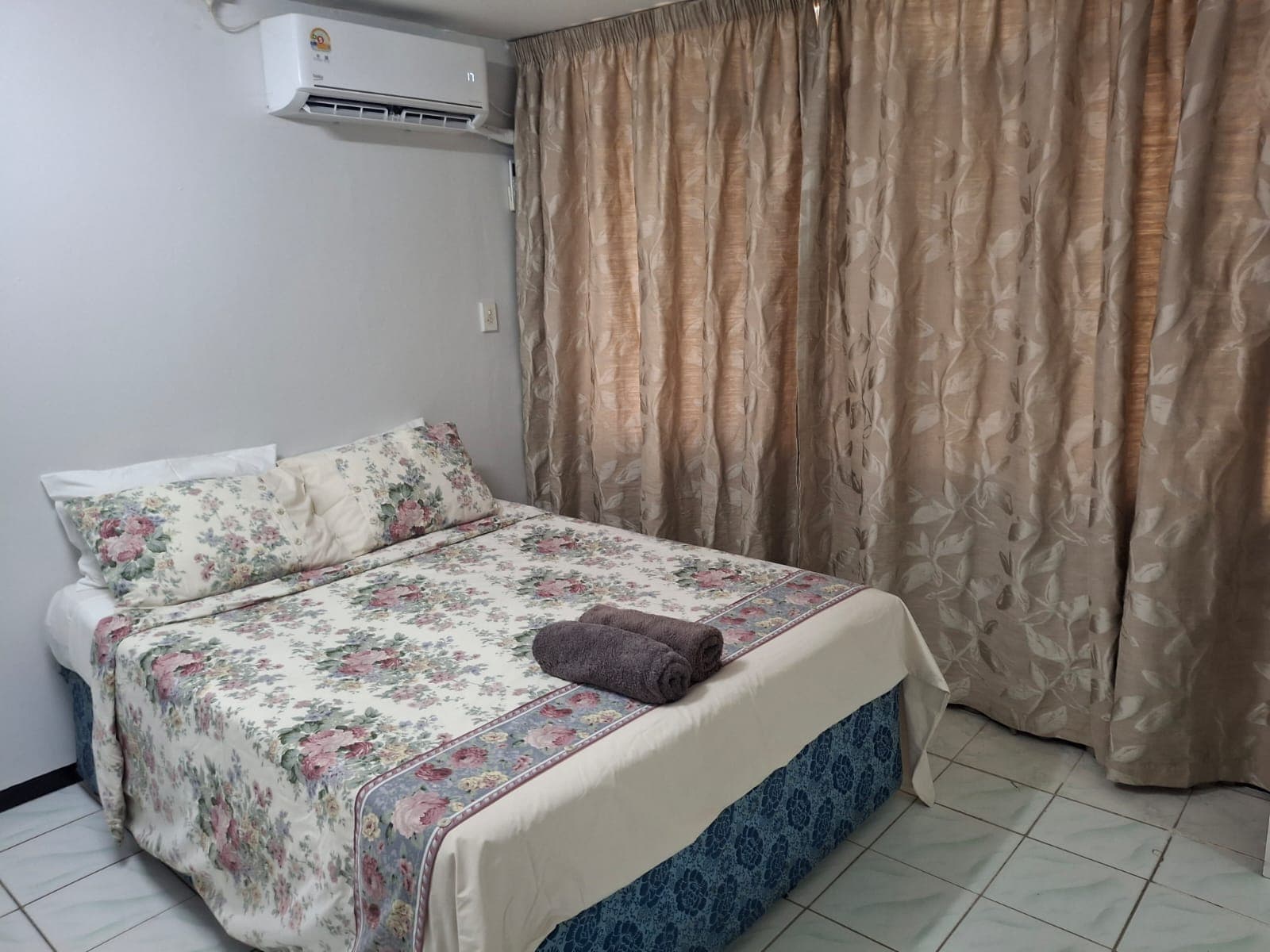 Bedroom with a double bed and air conditioning